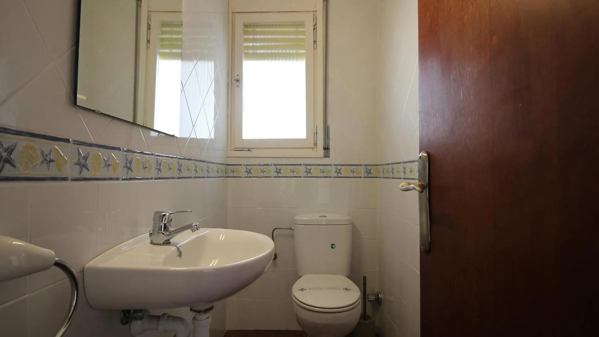 Casa Con Jardin A 100M De La Playa En Llanca, Cerca Del Puerto Y Comercios - Es-228-12