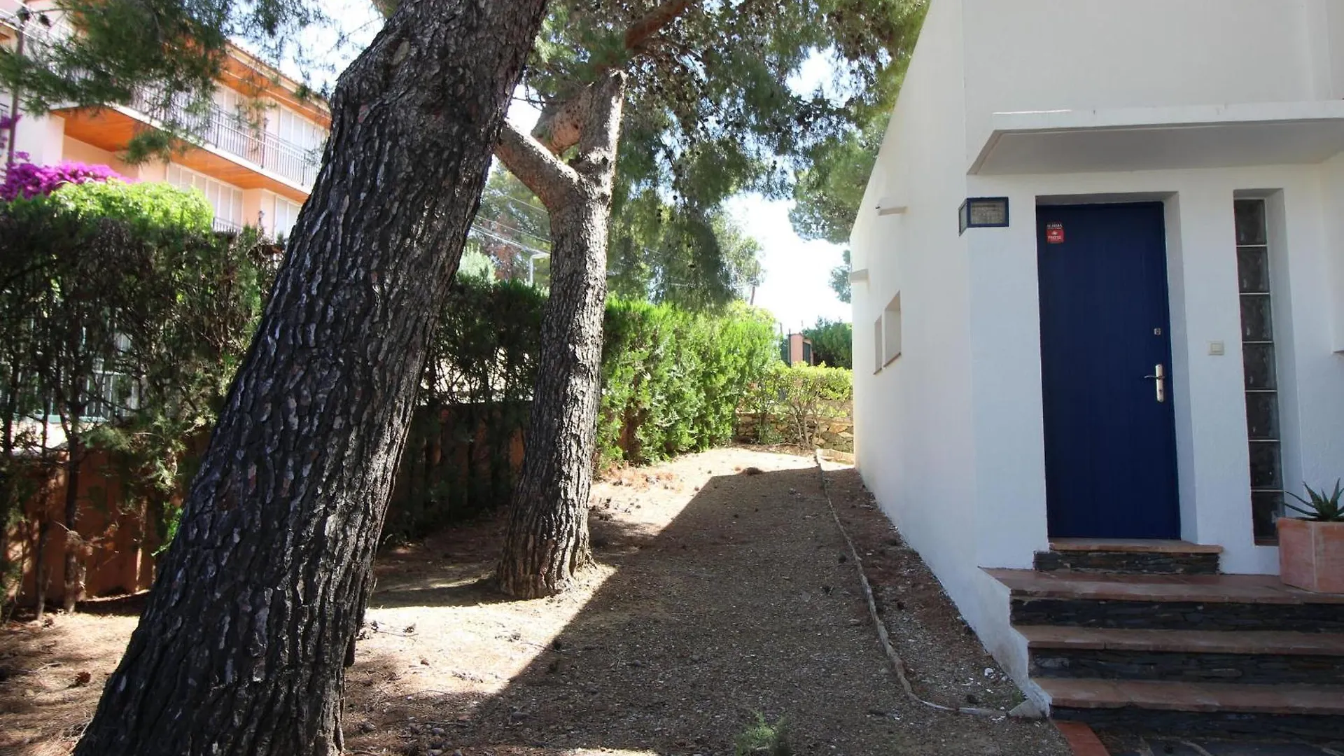 Casa Con Jardin A 100M De La Playa En Llanca, Cerca Del Puerto Y Comercios - Es-228-12